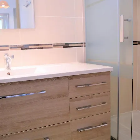 T3 Avec Terrasse Et Garage - Proche Centre-ville - Fr-1-251-25 * Le Lavandou