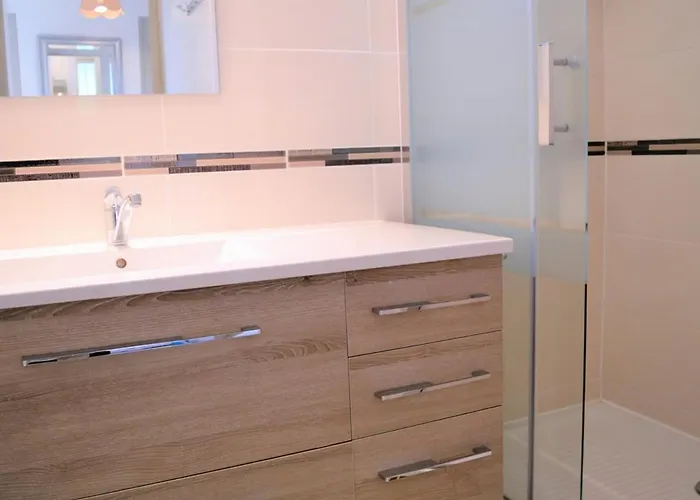 T3 Avec Terrasse Et Garage - Proche Centre-ville - Fr-1-251-25 * Le Lavandou